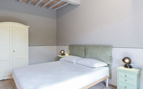 Finestra su Siena 16: Meubles, Chambre, Lit, Design Intérieur, Bois, Literie, Drap De Lit, Sol, Sol, Éclairage
