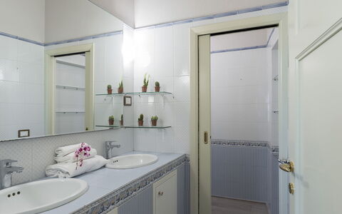 Finestra su Siena 16: Lavabo, Luminaire Plomberie, Mur, Design Intérieur, Salle De Bains, Sol, Évier, Sol, Robinet, Miroir