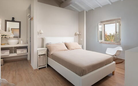 Cinque Cipressi 8: Meubles, Lit, Design Intérieur, Chambre, Mur, Sol, Sol, Literie, Drap De Lit, Bois