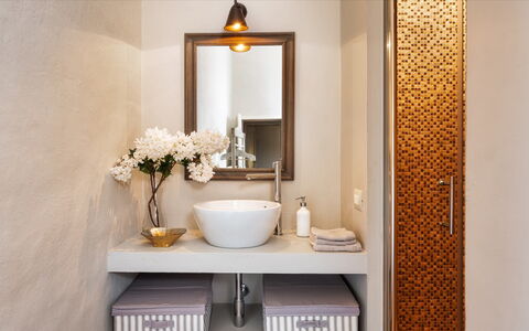 Cinque Cipressi 8: Design Intérieur, Mur, Lavabo, Luminaire Plomberie, Évier, Miroir, Salle De Bains, Armoire De Toilette, Robinet, Sol