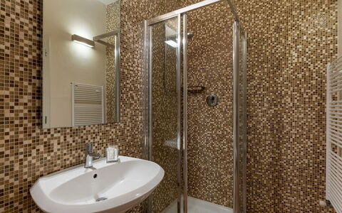 Villa Panorama 14: Salle De Bains, Sol, Mur, Luminaire Plomberie, Sol, Design Intérieur, Lavabo, Tuile, Plomberie, Évier