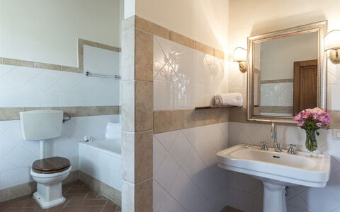 Villa Palazzaccio 26: Salle De Bains, Lavabo, Luminaire Plomberie, Design Intérieur, Sol, Évier, Sol, Toilette, Robinet, Plomberie