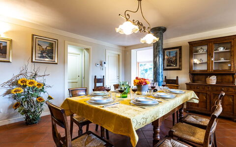 Villa Luigina 8: Meubles, Design Intérieur, Salle À Manger, Sol, Table, Bois, Plafond, Pièce, Table Cuisine Et Salle A Manger, Chaise