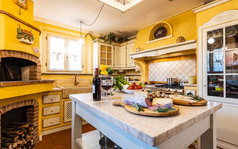 Villa Luigina 8: Meubles, Design Intérieur, Cuisine, Sol, Comptoir, Domicile, Éclairage, Cabinetry, Sol, Plafond