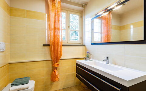 Villa Luigina 8: Sol, Luminaire Plomberie, Design Intérieur, Salle De Bains, Sol, Plomberie, Robinet, Tuile, Évier, Pièce