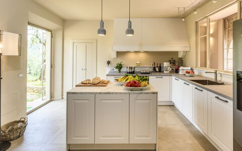 Villa Monnalisa 12: Cuisine, Comptoir, Meubles, Appareil De Cuisine, Design Intérieur, Cabinetry, Sol, Bois, Plafond, Sol