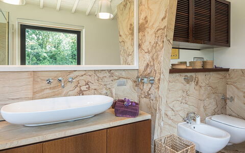 Villa le Fontane 12: Lavabo, Luminaire Plomberie, Évier, Mur, Salle De Bains, Sol, Bois, Miroir, Design Intérieur, Armoire De Toilette