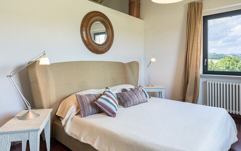 Villa le Fontane 12: Lit, Meubles, Design Intérieur, Literie, Chambre, Drap De Lit, Mur, Pièce, Sol, Bois