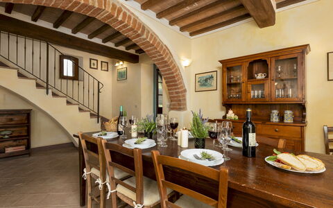 Podere Madonna di Mezzo 6: Meubles, Design Intérieur, Table, Sol, Bois, Plafond, Chaise, Table Cuisine Et Salle A Manger, Salle À Manger, Pièce