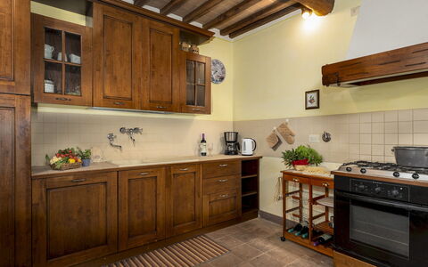 Podere Madonna di Mezzo 6: Cabinetry, Meubles, Cuisine, Comptoir, Sol, Bois, Design Intérieur, Appareil De Cuisine, Placard, Tiroir