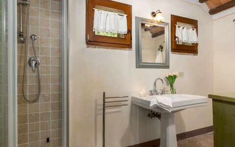 Podere Madonna di Mezzo 6: Design Intérieur, Luminaire Plomberie, Salle De Bains, Lavabo, Évier, Sol, Sol, Plafond, Robinet, Meubles