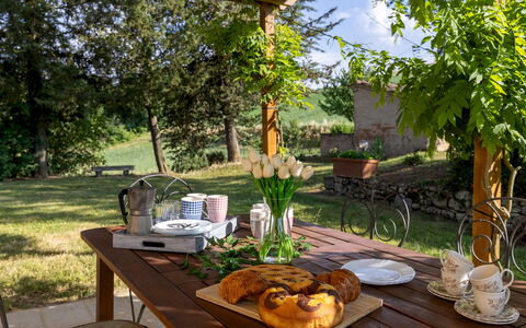 Podere Madonna di Mezzo 6: Meubles, Table, Vaisselle, Aliments, Mobilier De Jardin, Tableau De Plein Air, Serveware, Nappe De Table, Chaise