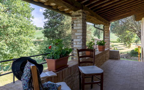 Podere Madonna di Mezzo 6: Bois, Meubles, Chaise, Mobilier De Jardin, Ombre, Porche, Chalet, Pot De Fleur, Jardin, Structure En Plein Air