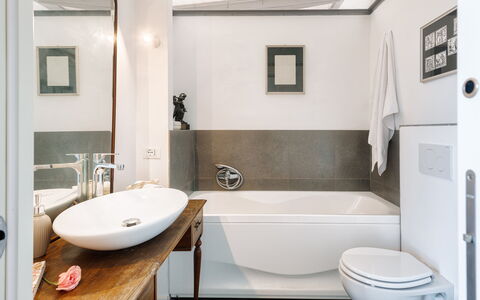 Podere Torre delle Sorgenti 4: Salle De Bains, Design Intérieur, Luminaire Plomberie, Sol, Sol, Baignoire, Miroir, Robinet, Lavabo, Évier