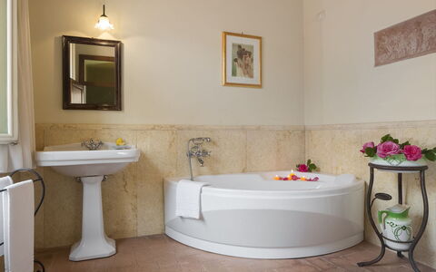 Villa Angelini 14+7: Design Intérieur, Luminaire Plomberie, Sol, Salle De Bains, Baignoire, Sol, Plomberie, Robinet, Éclairage, Meubles