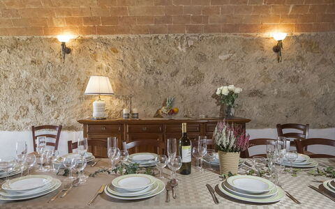 Villa Angelini 14+7: Meubles, Table, Design Intérieur, Table Cuisine Et Salle A Manger, Salle À Manger, Sol, Chaise, Nappe De Table, Vaisselle, Sol