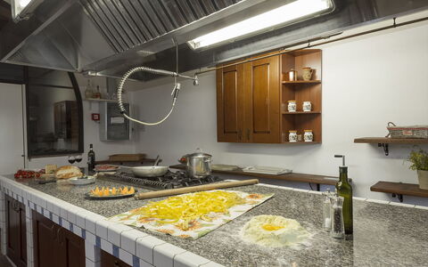 Villa Angelini 14+7: Cuisine, Comptoir, Design Intérieur, Éclairage, Sol, Plafond, Luminaire, Pièce, Cabinetry, Cuisinière