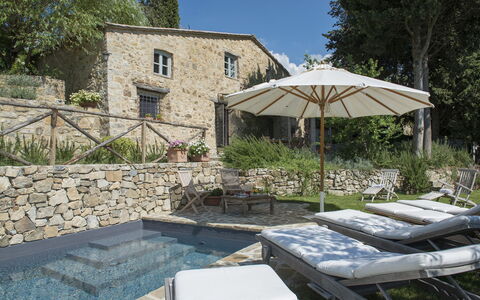 Villa delle Upupe 8: Mobilier De Jardin, Piscine, Dalle, Balancelle, Caractéristique De L'Eau, Arrière-Cour, Chaise, Patio, Villa, Chaise Longue