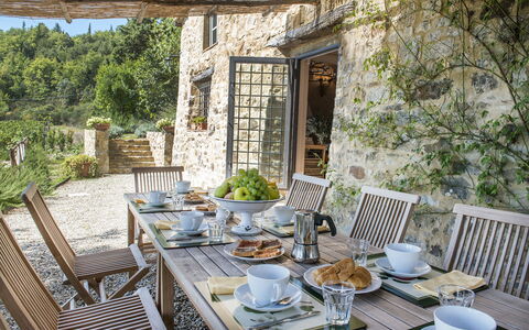 Villa delle Upupe 8: Meubles, Table, Mobilier De Jardin, Chaise, Table Cuisine Et Salle A Manger, Vaisselle, Tableau De Plein Air, Restaurant, Serveware, Salle À Manger
