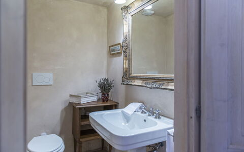 Villa delle Upupe 8: Lavabo, Luminaire Plomberie, Salle De Bains, Évier, Design Intérieur, Miroir, Robinet, Sol, Plomberie, Sol