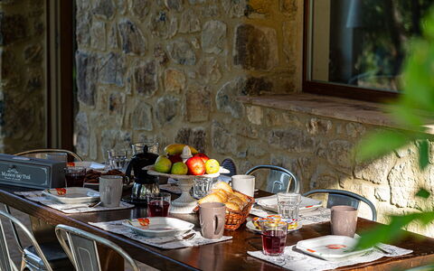 Amandula 6: Meubles, Vaisselle, Table, Design Intérieur, Serveware, Chaise, Drinkware, Verres À Pied, Table Cuisine Et Salle A Manger, Aliments