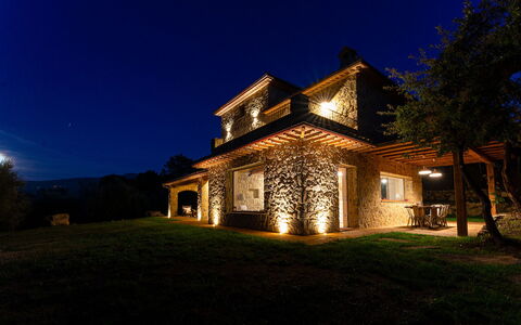 Amandula 6: Bâtiment, Maison, Nuit, Domicile, Architecture, Chalet, Paysage, Toit, Biens, Ferme