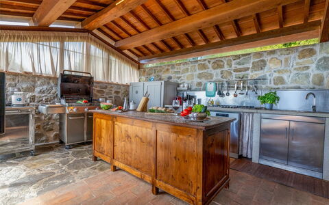 Antiche Pietre 10: Cuisine, Bois, Comptoir, Meubles, Sol, Cabinetry, Domicile, Appareil De Cuisine, Tuile, Principaux Appliance