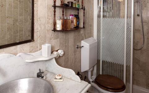 Borgo Paradiso 4+2: Lavabo, Mur, Salle De Bains, Luminaire Plomberie, Design Intérieur, Évier, Robinet, Miroir, Plomberie, Sol