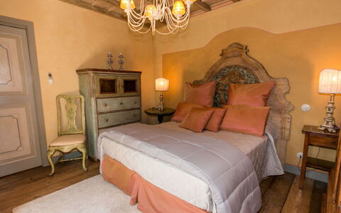 Borgo Paradiso 4+2: Meubles, Design Intérieur, Chambre, Lit, Mur, Sol, Sol, Drap De Lit, Bois, Literie