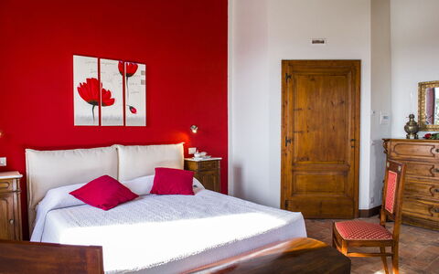 Bossoncina 8+1: Meubles, Mur, Rouge, Design Intérieur, Chambre, Sol, Lit, Bois, Sol, Drap De Lit
