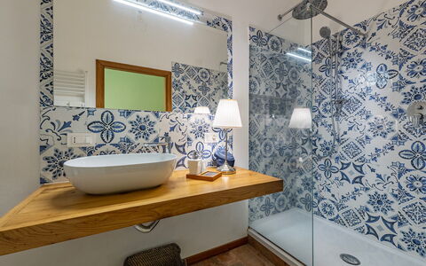 Casale le Conce 6: Sol, Luminaire Plomberie, Salle De Bains, Design Intérieur, Sol, Tuile, Plomberie, Robinet, Lavabo, Évier