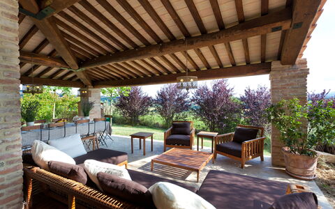 Casale delle Lavande 10: Meubles, Bois, Mobilier De Jardin, Chaise, Table, Pot De Fleur, Porche, Ombre, Tableau De Plein Air, Recours