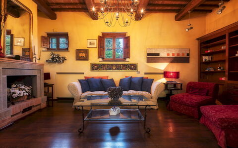 Casale dei Girasoli 14: Meubles, Design Intérieur, Sol, Canapé, Salon, Bois, Sol, Chaise, Pièce, Table