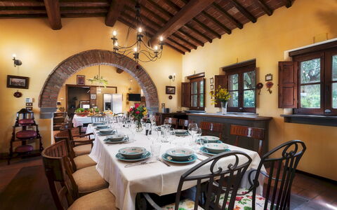 Casale dei Girasoli 14: Meubles, Design Intérieur, Table, Chaise, Salle À Manger, Plafond, Table Cuisine Et Salle A Manger, Luminaire, Éclairage, Pièce