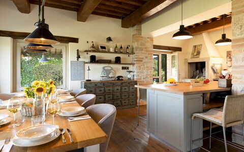 Casale dei Gelsomini 8: Meubles, Design Intérieur, Cuisine, Luminaire, Chaise, Bois, Sol, Plafond, Table, Table Cuisine Et Salle A Manger