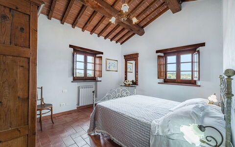 Casale Cinque Valli 8: Mur, Meubles, Domicile, Chambre, Lit, Cadre De Lit, Villa, Plante D'Appartement, Ferme, Grenier