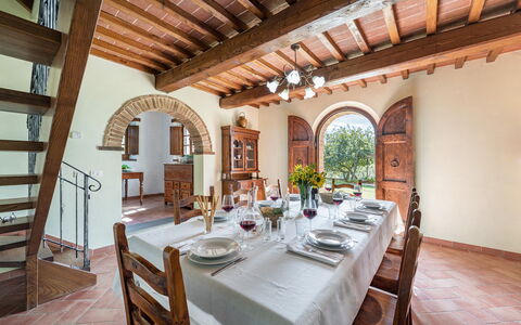 Casale Cinque Valli 8: Meubles, Mur, Design Intérieur, Sol, Table, Salle À Manger, Domicile, Table Cuisine Et Salle A Manger, Plafond, Chaise