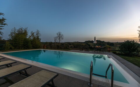 Casale Cinque Valli 8: Piscine, Recours, Mobilier De Jardin, Crépuscule, Eco Hôtel, Caractéristique De L'Eau, Ville Resort, Aménagement Paysager, Thermes, Miroir D'Eau