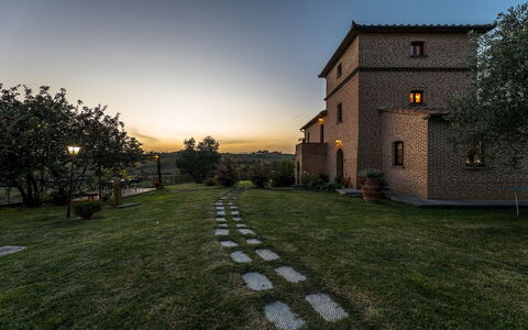 Casale Cinque Valli 8: Paysage, Domicile, Biens, Pelouse, Ferme, Aménagement Paysager, Cour, Manoir, Arrière-Cour, Villa