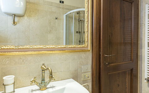 Dalmanuta 8: Luminaire Plomberie, Design Intérieur, Salle De Bains, Miroir, Robinet, Plomberie, Sol, Évier, Sol, Lavabo