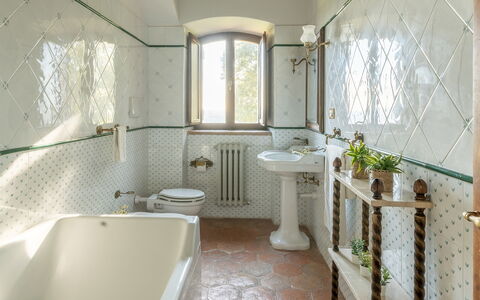 Vista del Lago 12: Design Intérieur, Luminaire Plomberie, Robinet, Tuile, Plomberie, Salle De Bains, Luminaire, Évier, Lavabo, Plante D'Appartement
