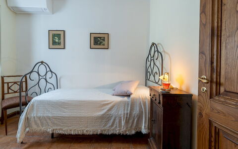 Vista del Lago 12: Meubles, Lit, Design Intérieur, Chambre, Mur, Sol, Sol, Bois, Drap De Lit, Literie