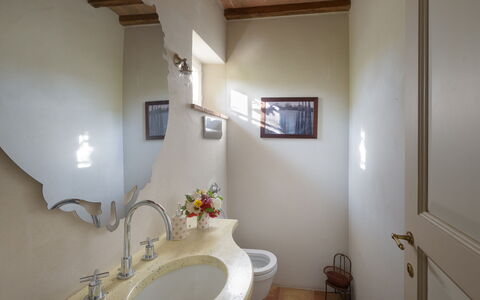 Podere Gragnano 12: Luminaire Plomberie, Lavabo, Design Intérieur, Salle De Bains, Robinet, Miroir, Plomberie, Éclairage, Évier, Pièce