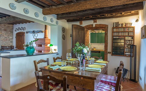 Poderino 6: Meubles, Mur, Bois, Design Intérieur, Salle À Manger, Sol, Table Cuisine Et Salle A Manger, Table, Domicile, Chaise