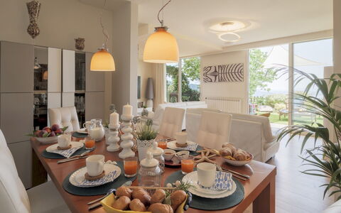 Il Ciliegio sul Lago 6: Meubles, Design Intérieur, Table, Chaise, Salle À Manger, Table Cuisine Et Salle A Manger, Vaisselle, Sol, Éclairage, Pièce