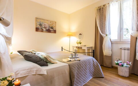 Il Ciliegio sul Lago 6: Meubles, Design Intérieur, Lit, Chambre, Sol, Sol, Pièce, Linge, Textile, Éclairage