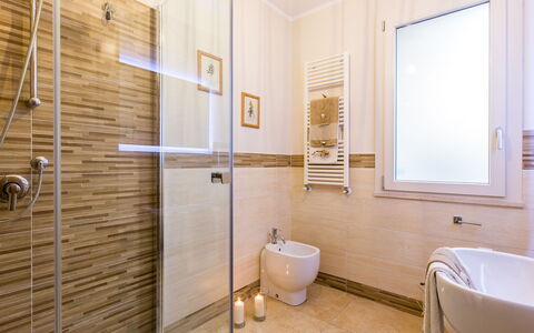 Il Ciliegio sul Lago 6: Sol, Salle De Bains, Luminaire Plomberie, Sol, Design Intérieur, Lavabo, Robinet, Évier, Plomberie, Éclairage