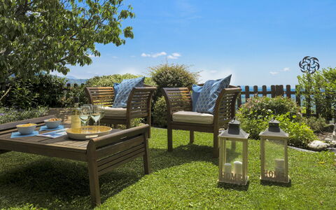 Il Ciliegio sul Lago 6: Meubles, Mobilier De Jardin, Jardin, Tableau De Plein Air, Chaise, Osier, Patio, Pot De Fleur, Tache De Bois, Ombre