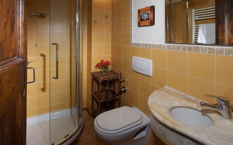 Il Borgo 16: Salle De Bains, Luminaire Plomberie, Lavabo, Design Intérieur, Mur, Évier, Sol, Bois, Sol, Robinet