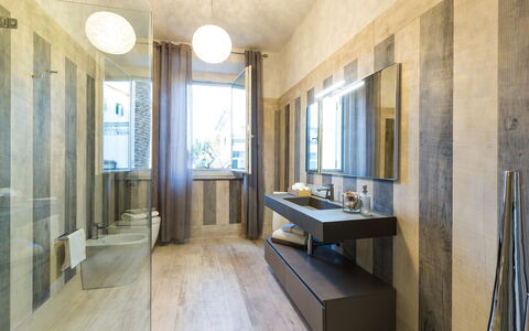 Villa Sole al Molino a Vento 8: Sol, Mur, Salle De Bains, Luminaire Plomberie, Design Intérieur, Sol, Éclairage, Miroir, Luminaire, Plafond